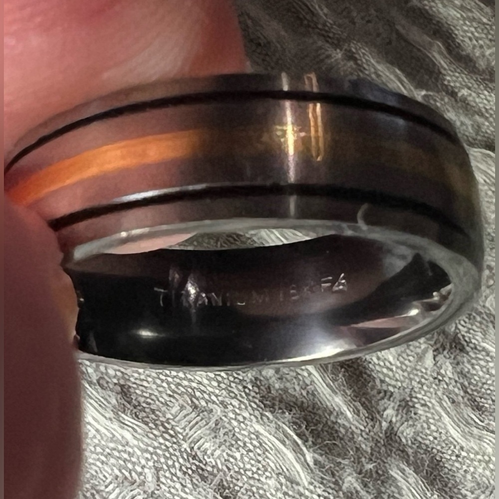 DERCO JEWELRS NIB Mens Titanium and 18kg Wedding Band sz 10 - Picture 4 of 8